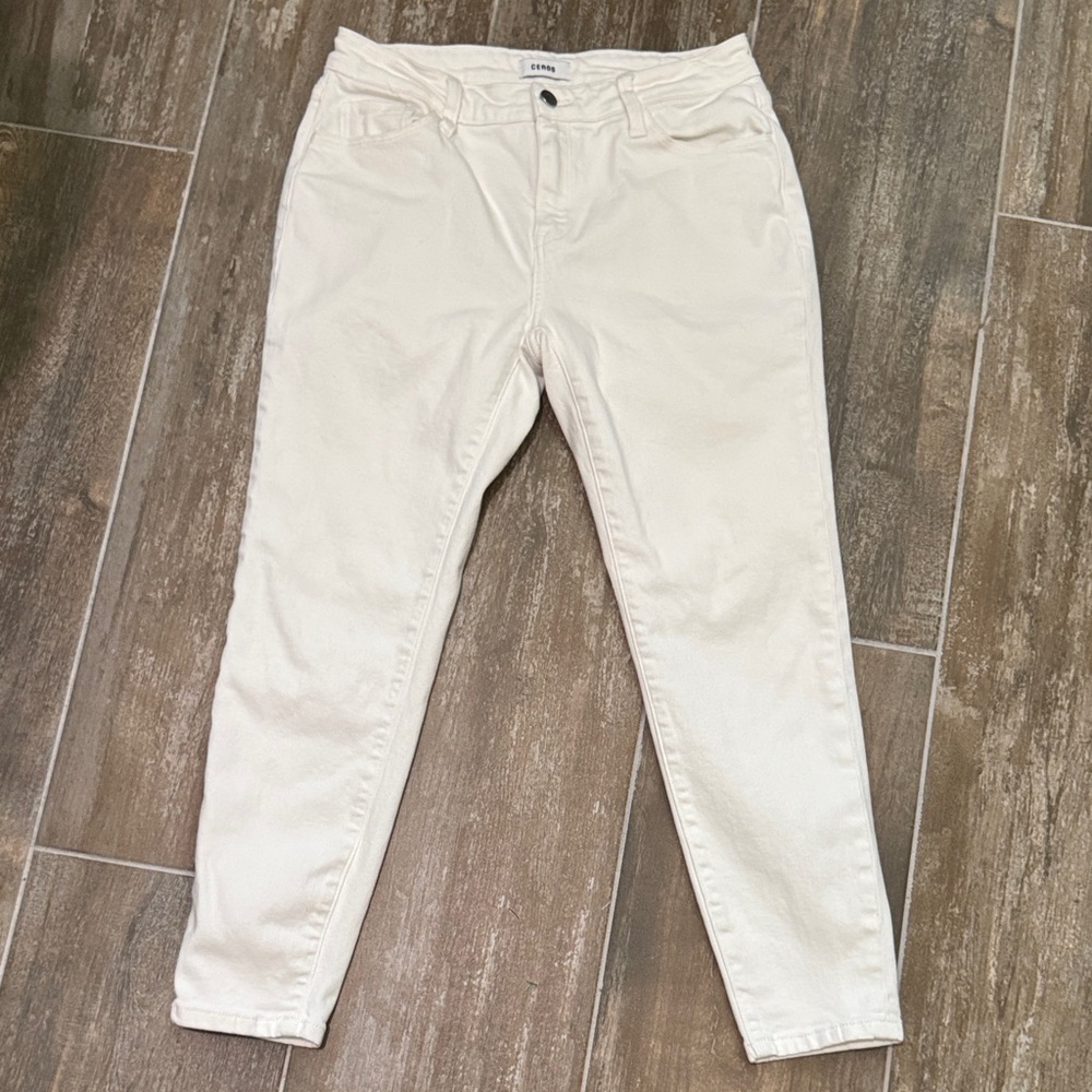 Chic Off-White Cropped Jeans